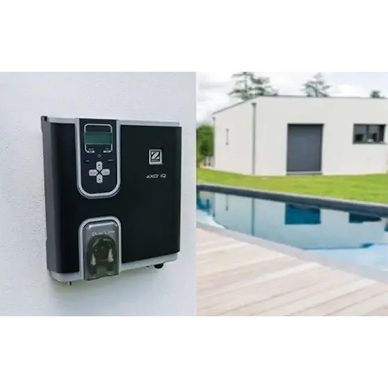 Zodiac EXO iQ saltklorinator med svart och silver EV-laddstation